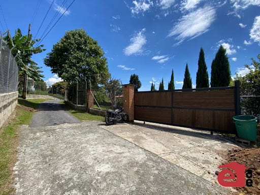 Casa de 3 alcobas en arriendo en La Mina, Envigado, 330 m² · foto 22 de 24