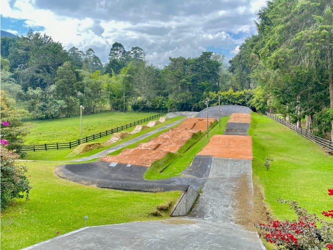 Casa de 4 alcobas en venta en Llano Grande, Rionegro, 470 m² · foto 4 de 24