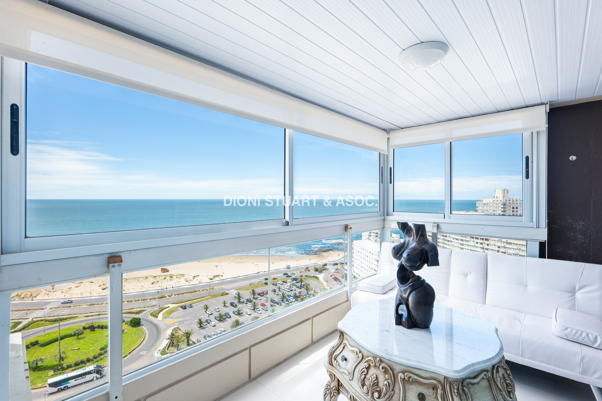 ALQUILER ANUAL APARTAMENTO DE 3 DORMITORIOS Y DEPENDENCIA - PUNTA DEL ESTE - PLAYA MANSA · Foto 10