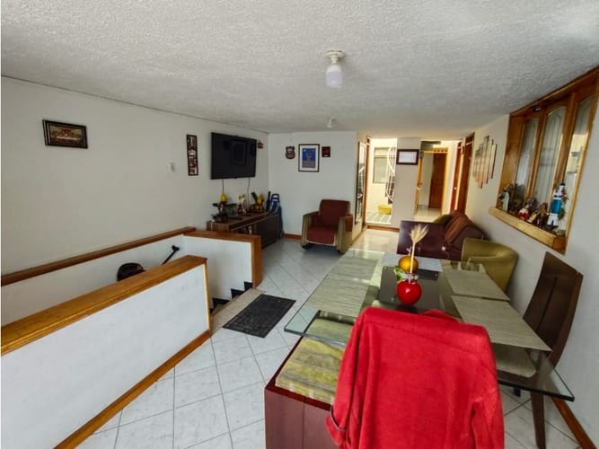 Casa de 8 alcobas en venta en Ub. Techo Bavaria, Bogotá, 307 m² · foto 2 de 17