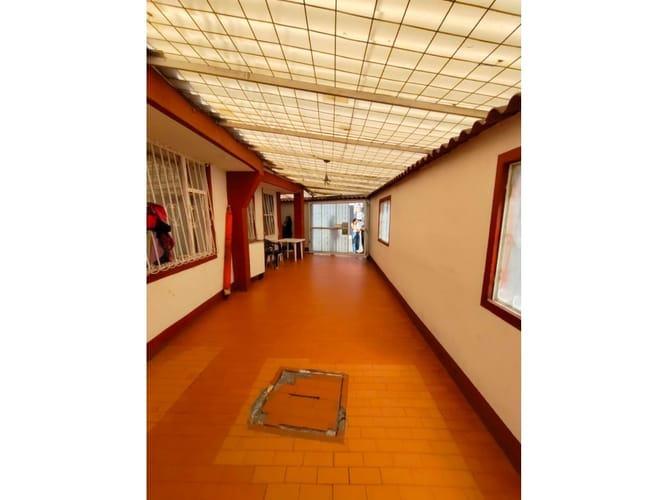 Casa de 8 alcobas en venta en Ub. Techo Bavaria, Bogotá, 307 m² · foto 3 de 17