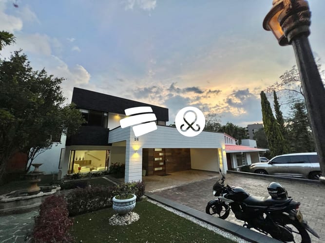 Casa de 3 alcobas en venta en El Poblado, Medellín, 730 m² · foto 2 de 24