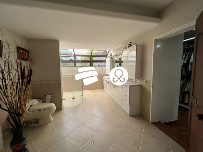Casa de 3 alcobas en venta en El Poblado, Medellín, 730 m² · foto 13 de 24