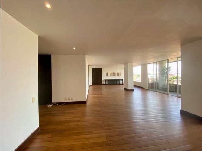 Apartamento de 3 alcobas en venta en El Virrey, Bogotá, 290 m² · foto 3 de 22