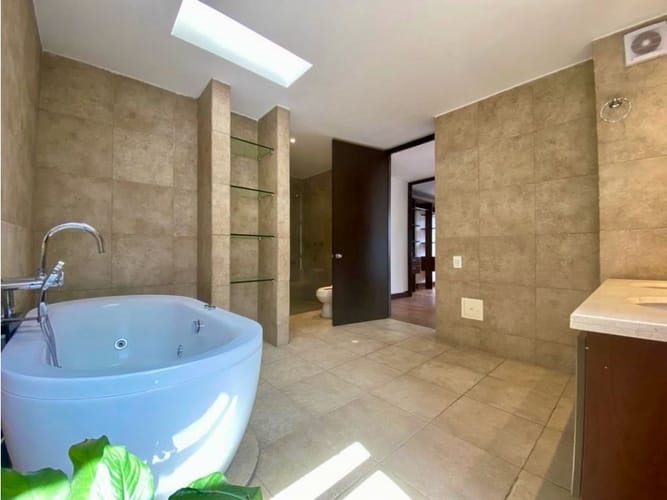 Apartamento de 3 alcobas en venta en El Virrey, Bogotá, 290 m² · foto 12 de 22