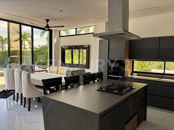 Casa de 4 alcobas en venta en Cn. Lagos Del Peñon, Girardot, 562 m² · foto 2 de 18
