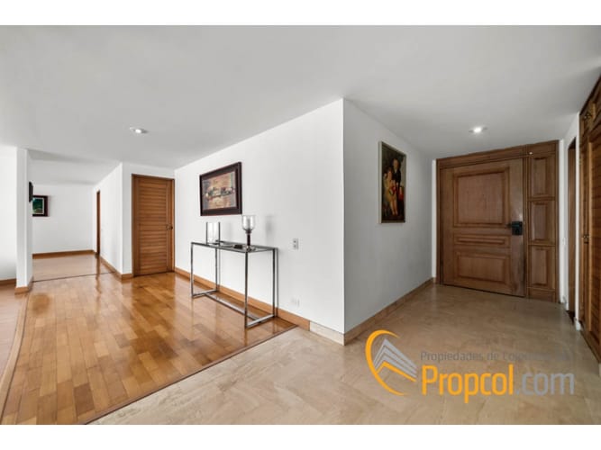 Apartamento de 3 alcobas en venta en Chico Norte, Bogotá, 192 m² · foto 2 de 12