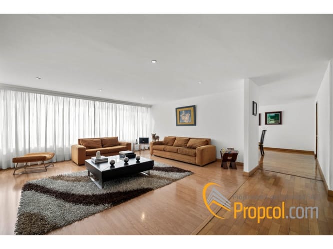 Apartamento de 3 alcobas en venta en Chico Norte, Bogotá, 192 m² · foto 3 de 12