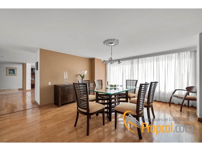 Apartamento de 3 alcobas en venta en Chico Norte, Bogotá, 192 m² · foto 5 de 12