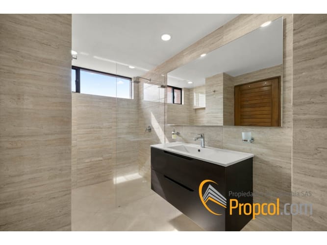 Apartamento de 3 alcobas en venta en Chico Norte, Bogotá, 192 m² · foto 10 de 12