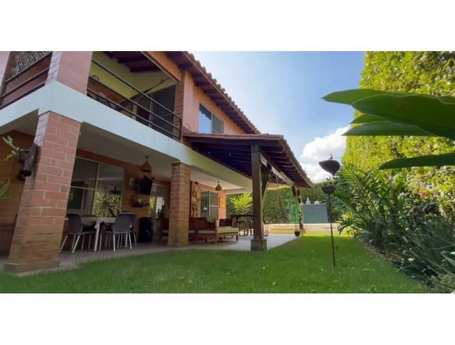 Casa de 3 alcobas en venta en Alfaguara, Jamundí, 228 m² · foto 2 de 14
