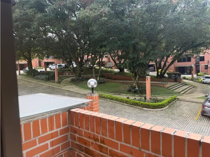 Casa de 4 alcobas en venta en Los Naranjos, Medellín, 240 m² · foto 2 de 24