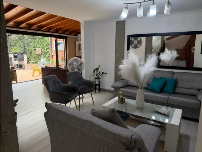 Casa de 4 alcobas en venta en Los Naranjos, Medellín, 240 m² · foto 4 de 24