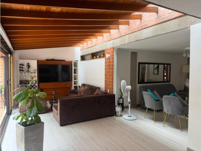 Casa de 4 alcobas en venta en Los Naranjos, Medellín, 240 m² · foto 15 de 24