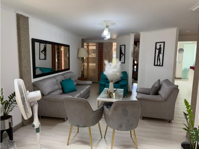 Casa de 4 alcobas en venta en Los Naranjos, Medellín, 240 m² · foto 17 de 24