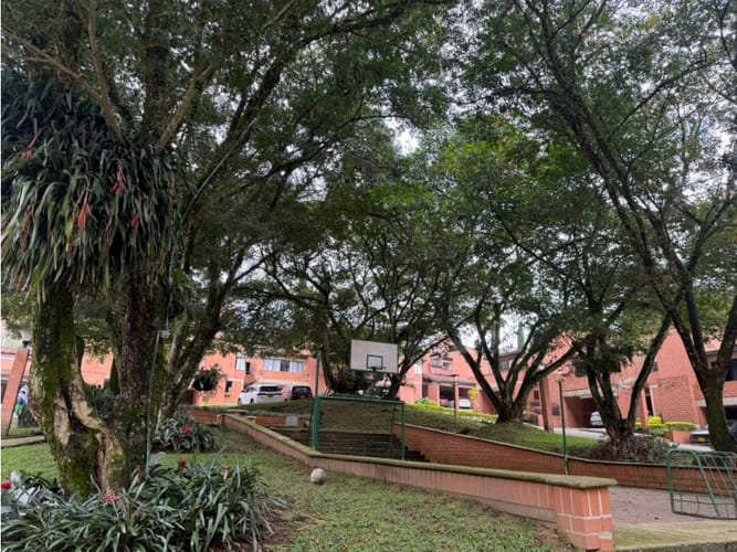 Casa de 4 alcobas en venta en Los Naranjos, Medellín, 240 m² · foto 23 de 24