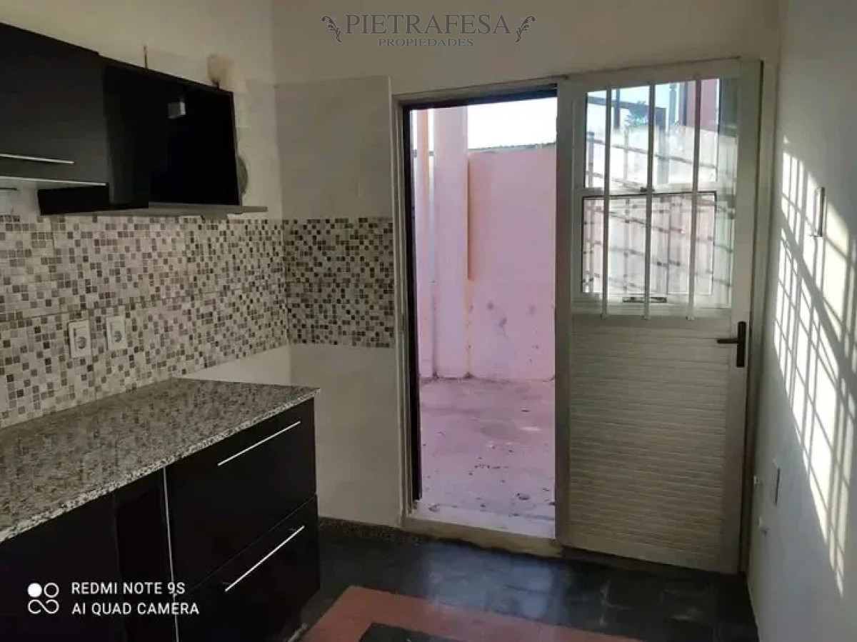 Apartamento en alquiler, 2 dormitorios, 1 baño, patio, cochera. Flor de Maroñas. · Foto 3