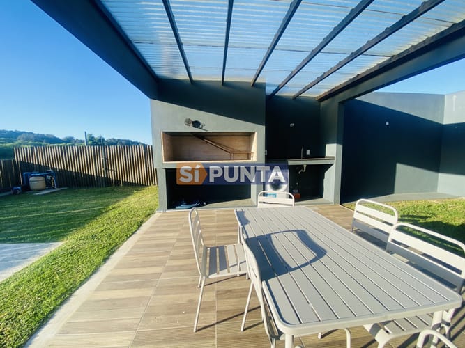 Casa en alquiler anual 3 dormitorios y 3 baños, barrio privado. · Foto 3