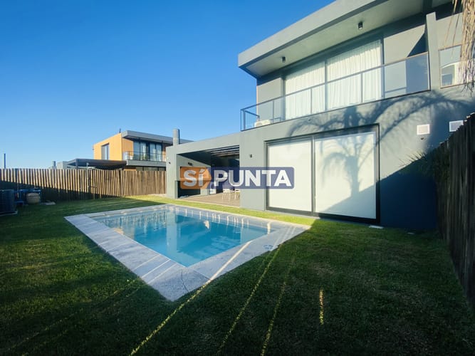 Casa en alquiler anual 3 dormitorios y 3 baños, barrio privado. · Foto 4