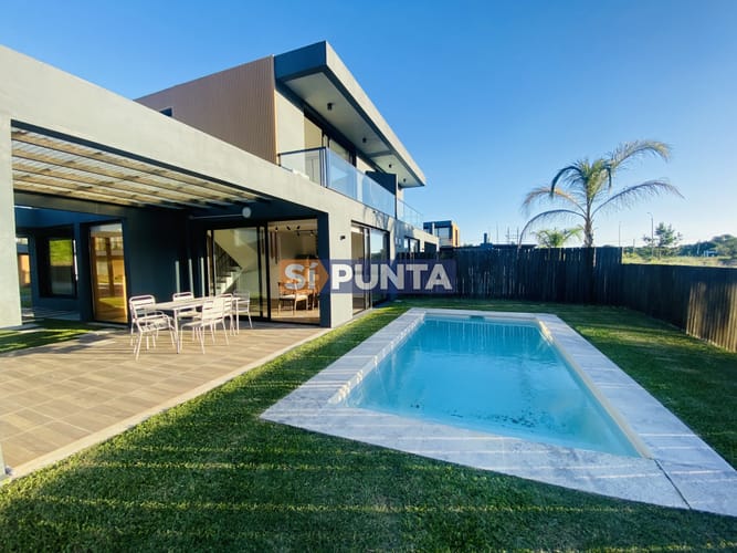 Casa en alquiler anual 3 dormitorios y 3 baños, barrio privado. · Foto 5