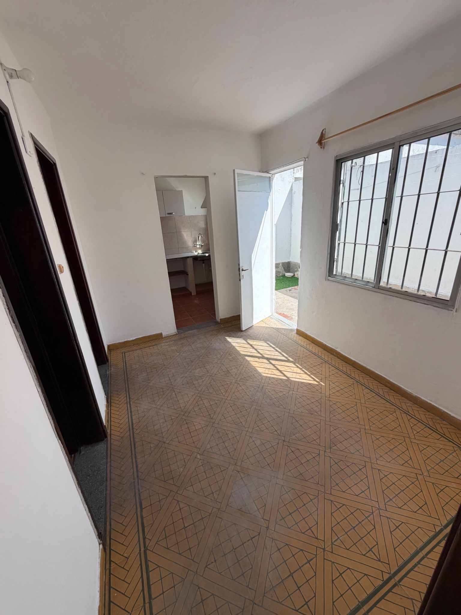 Alquilo apartamento de 1 dormitorio y patio próximo al Hospital Policíal. · Foto 3