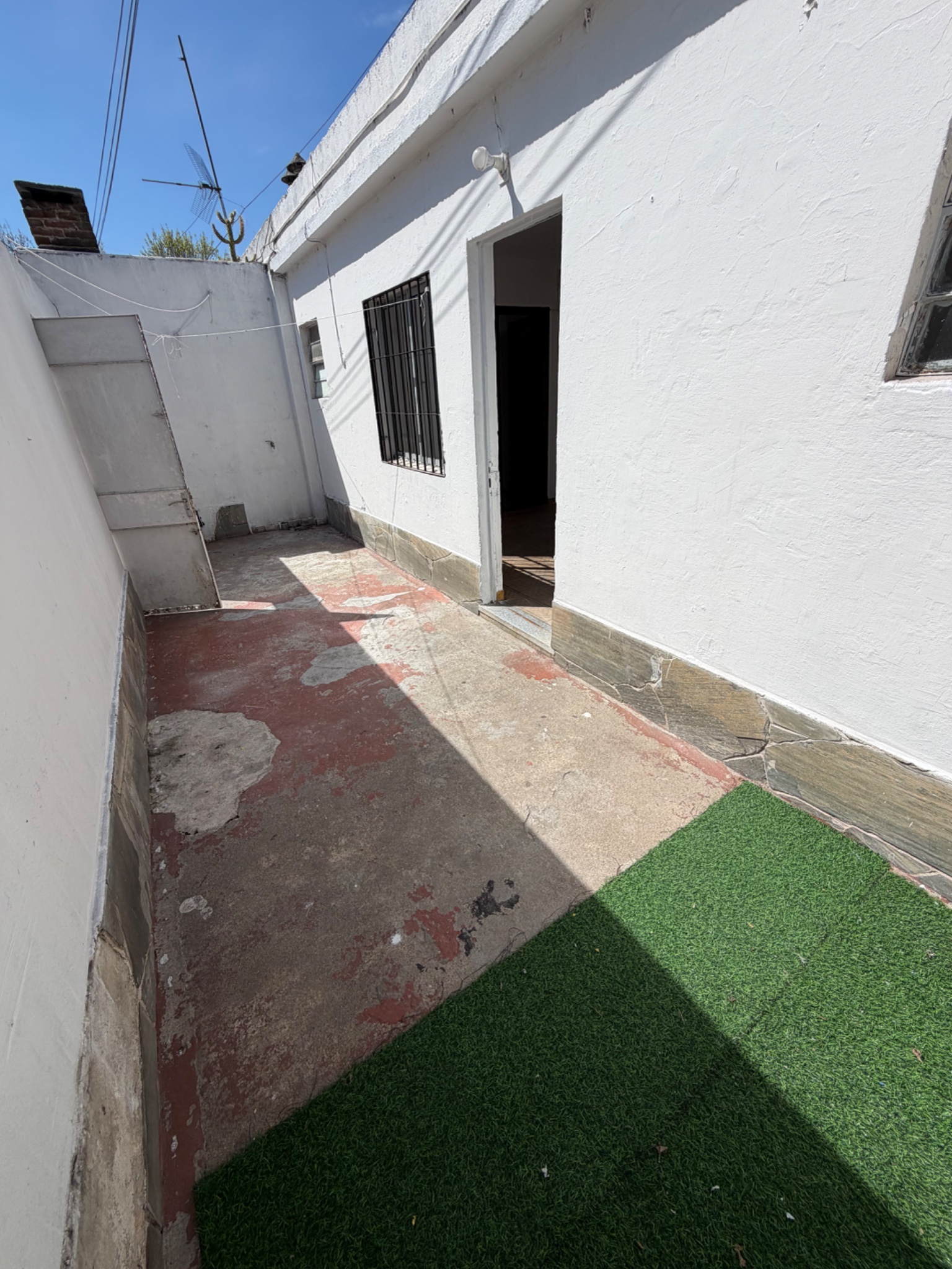 Alquilo apartamento de 1 dormitorio y patio próximo al Hospital Policíal. · Foto 2