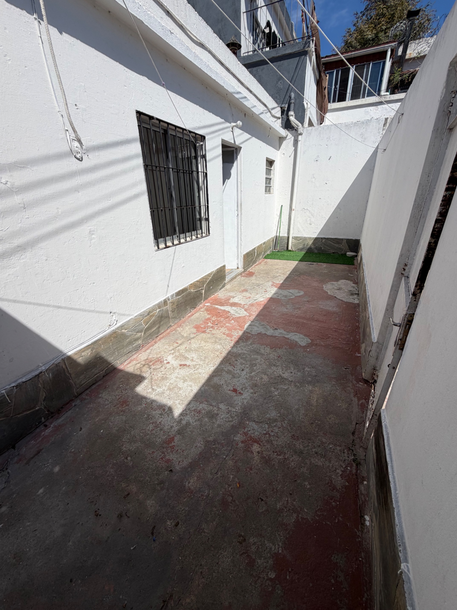 Alquilo apartamento de 1 dormitorio y patio próximo al Hospital Policíal.