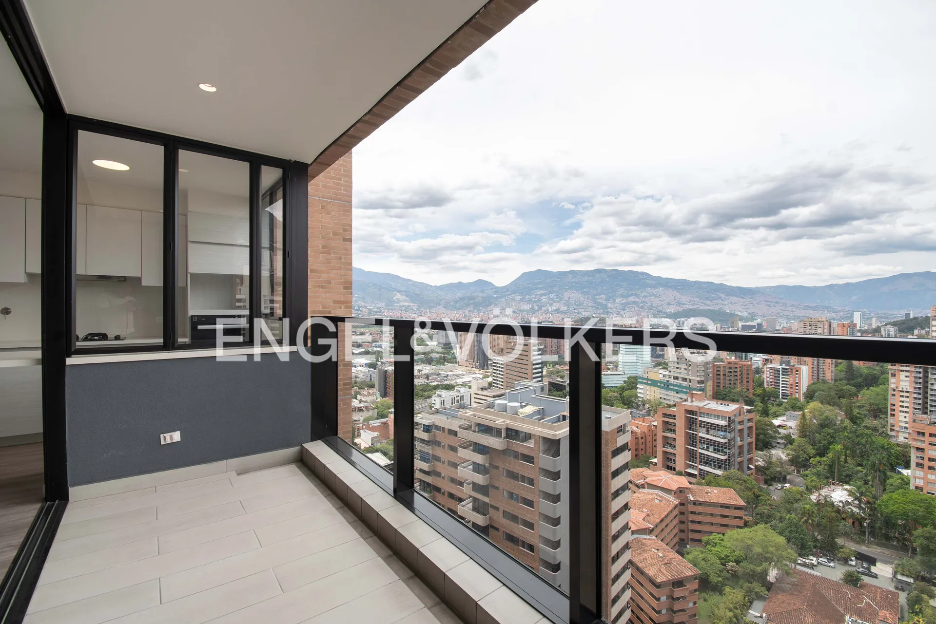 Apartamento en arriendo en Lalinde, Medellín · foto 5 de 16