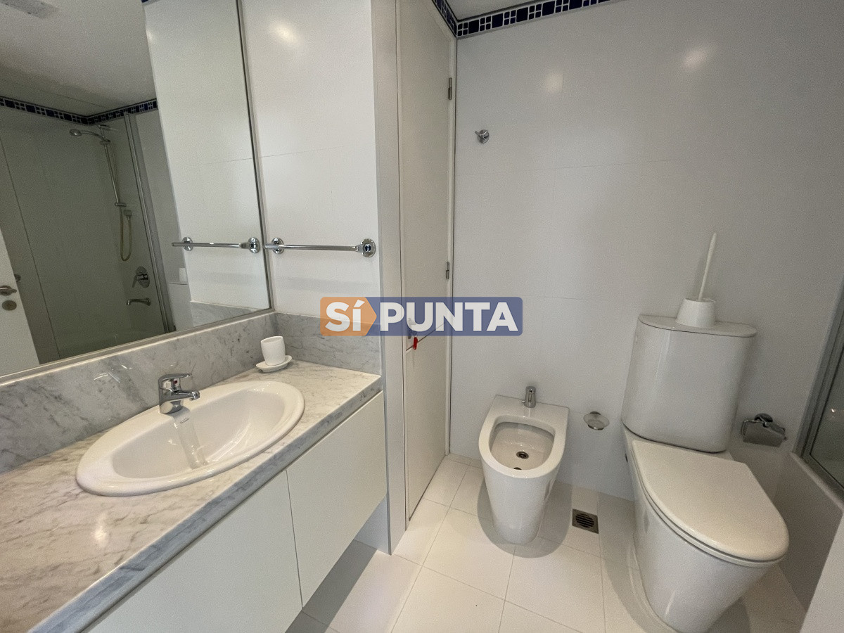 APARTAMENTO EN ALQUILER PUNTA DEL ESTE CON VISTA AL MAR 2 DORMITORIOS EXELENTE!!! · Foto 12