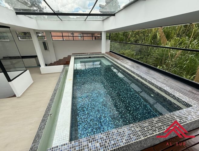Casa de 4 alcobas en venta en Altos Del Poblado, Medellín, 940 m² · foto 2 de 20