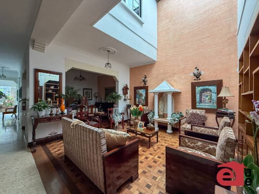 Casa de 13 alcobas en venta en Los Naranjos, Envigado, 427 m² · foto 2 de 20