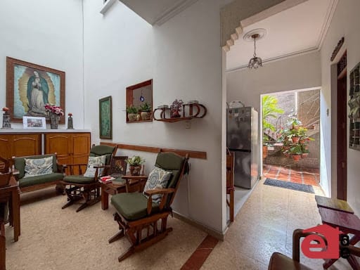 Casa de 13 alcobas en venta en Los Naranjos, Envigado, 427 m² · foto 3 de 20