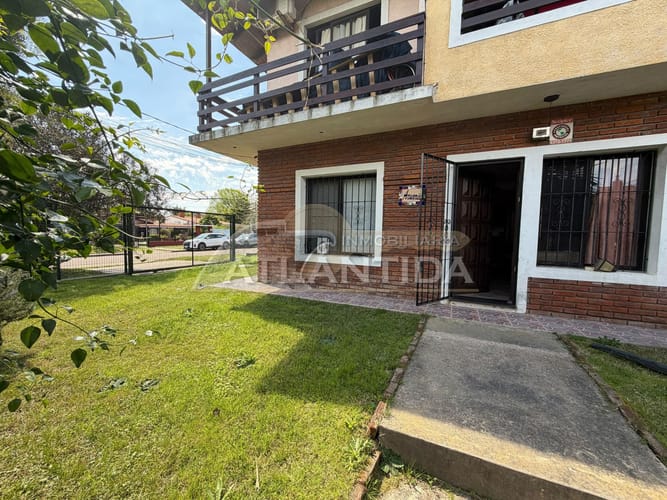 Venta En Atlántida, Zona Céntrica, Amueblada, 2 Dormitorios, 1 Baño, Jardin, Parrillero, Apta Banco. Inm Atlántida.