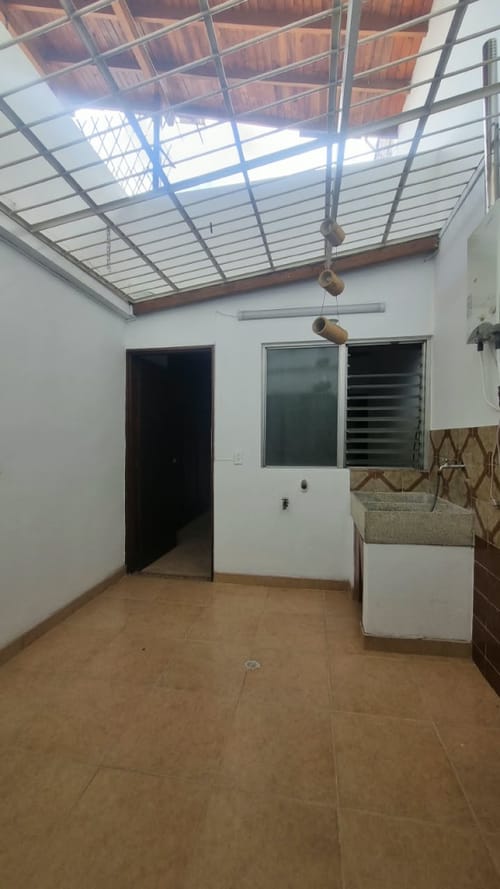 Casa de 5 alcobas en arriendo en Santa Teresita, Medellín, 180 m² · foto 5 de 24