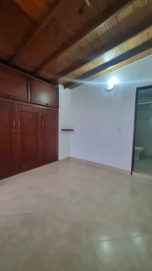 Casa de 5 alcobas en arriendo en Santa Teresita, Medellín, 180 m² · foto 8 de 24