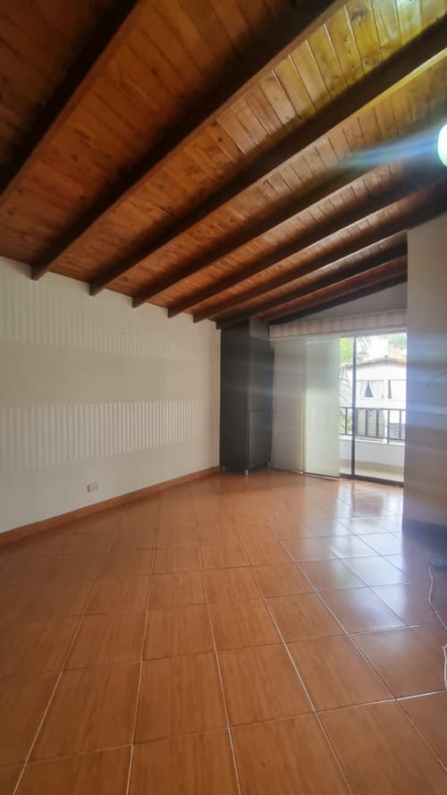 Casa de 5 alcobas en arriendo en Santa Teresita, Medellín, 180 m² · foto 12 de 24
