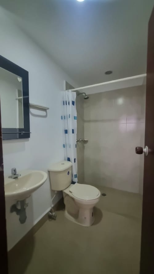 Casa de 5 alcobas en arriendo en Santa Teresita, Medellín, 180 m² · foto 14 de 24