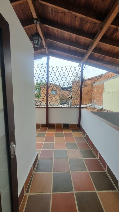 Casa de 5 alcobas en arriendo en Santa Teresita, Medellín, 180 m² · foto 20 de 24