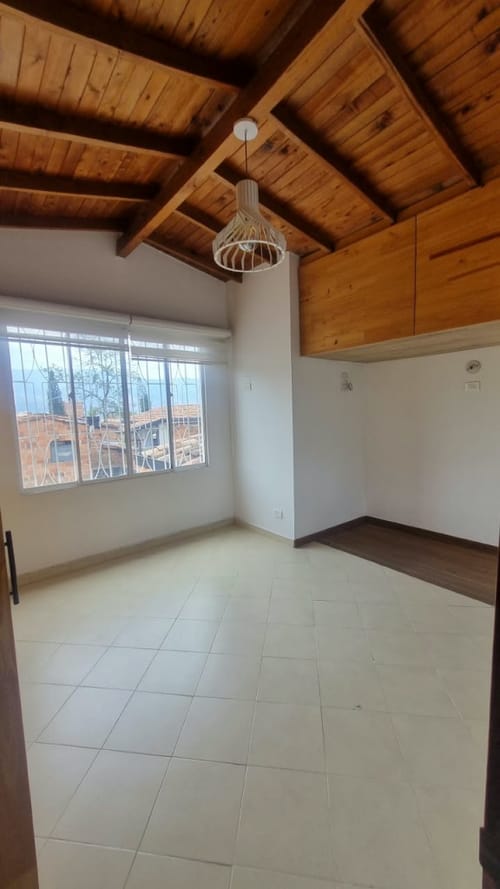 Casa de 5 alcobas en arriendo en Santa Teresita, Medellín, 180 m² · foto 22 de 24
