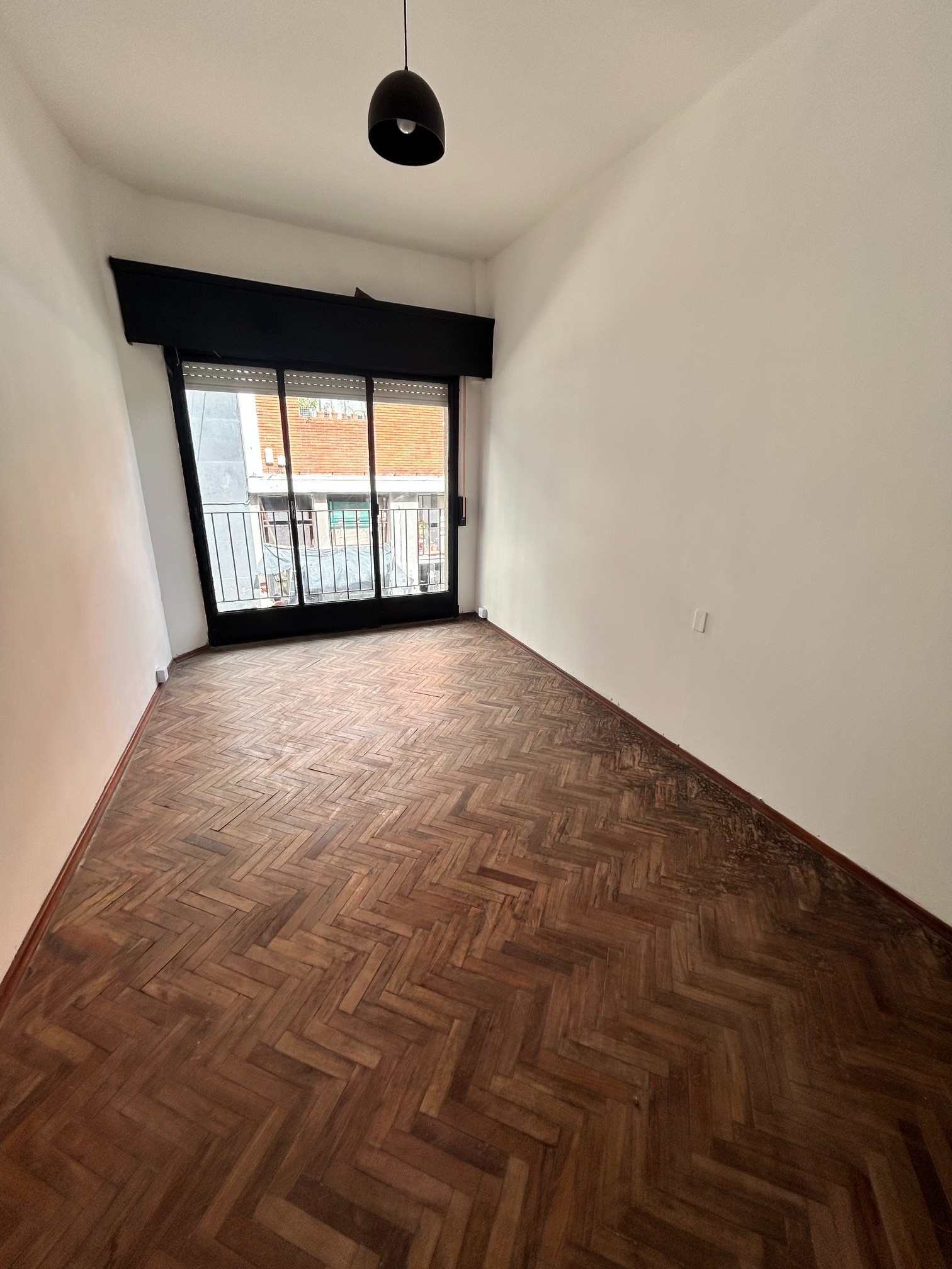 Plaza Zabala Próximo, Primer Piso Al Frente Con Amplia Terraza Y Patio, Reciclado.! · Foto 10