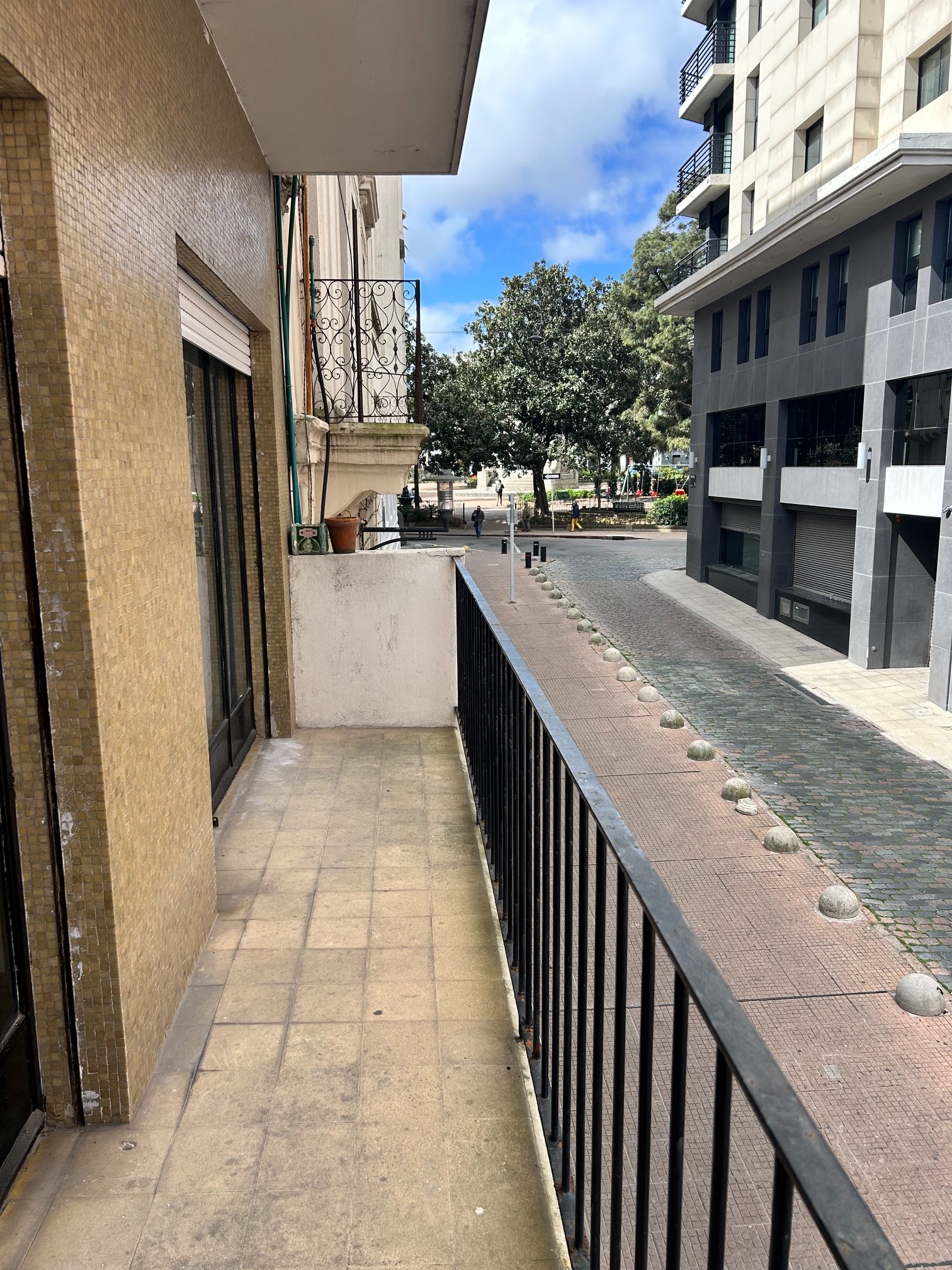 Plaza Zabala Próximo, Primer Piso Al Frente Con Amplia Terraza Y Patio, Reciclado.! · Foto 11
