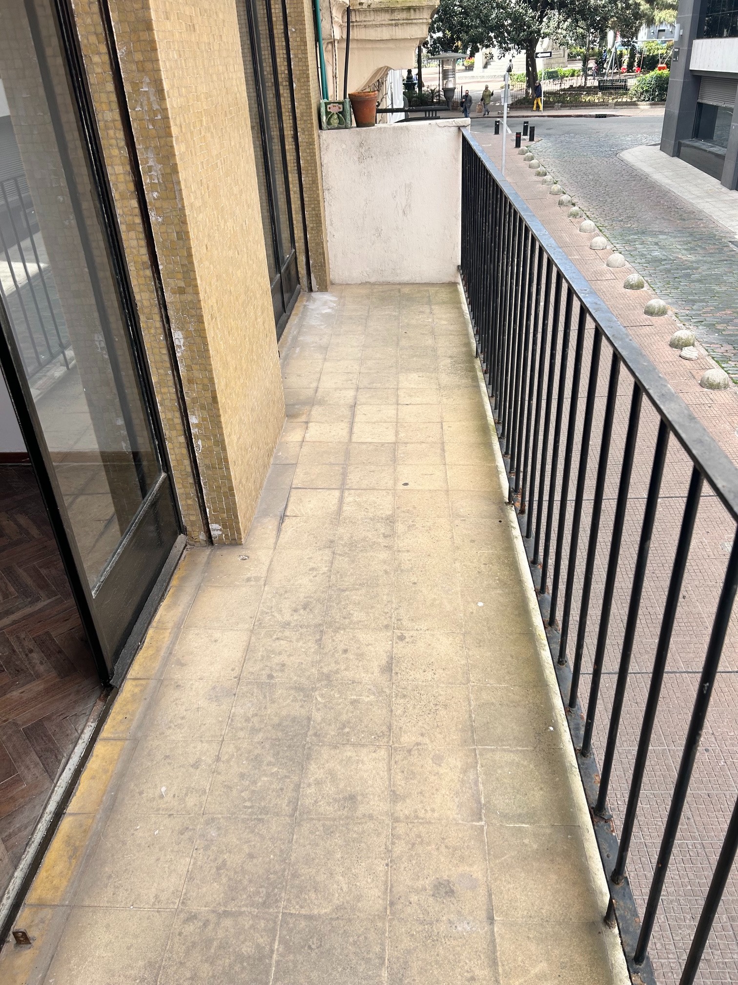Plaza Zabala Próximo, Primer Piso Al Frente Con Amplia Terraza Y Patio, Reciclado.! · Foto 12