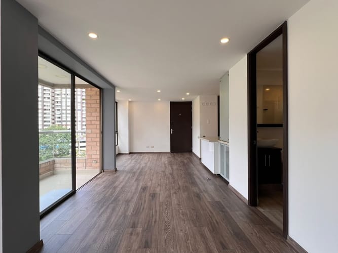 Apartamento de 2 alcobas en arriendo en El Poblado, Medellín, 68 m² · foto 2 de 11
