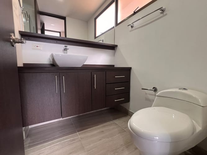 Apartamento de 2 alcobas en arriendo en El Poblado, Medellín, 68 m² · foto 10 de 11