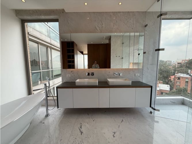 Apartamento de 3 alcobas en venta en Los Rosales, Bogotá, 380 m² · foto 3 de 21