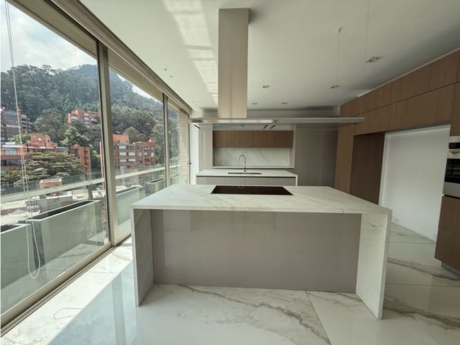 Apartamento de 3 alcobas en venta en Los Rosales, Bogotá, 380 m² · foto 18 de 21