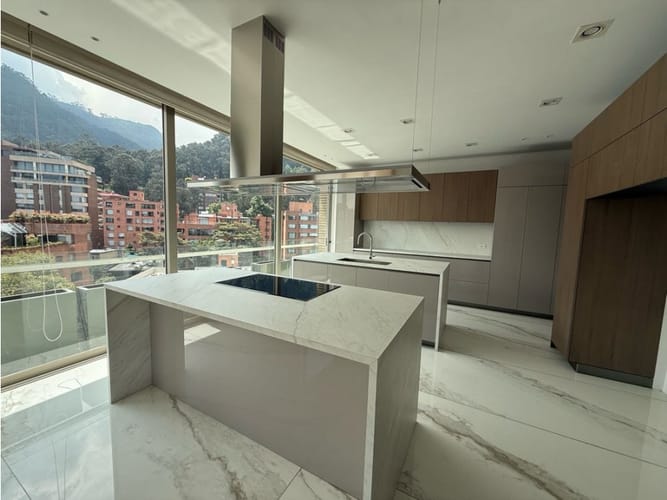 Apartamento de 3 alcobas en venta en Los Rosales, Bogotá, 380 m² · foto 20 de 21