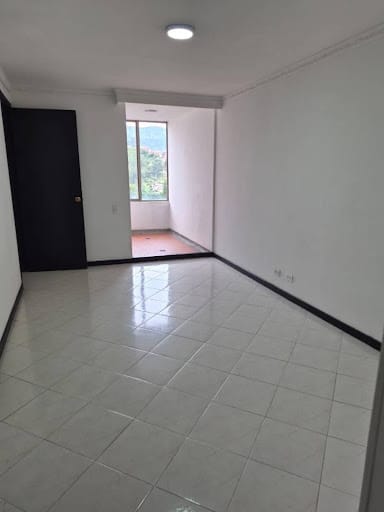 Apartamento de 3 alcobas en arriendo en Loma De Los Bernal, Medellín, 140 m² · foto 2 de 24