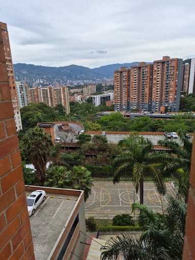 Apartamento de 3 alcobas en arriendo en Loma De Los Bernal, Medellín, 140 m² · foto 3 de 24