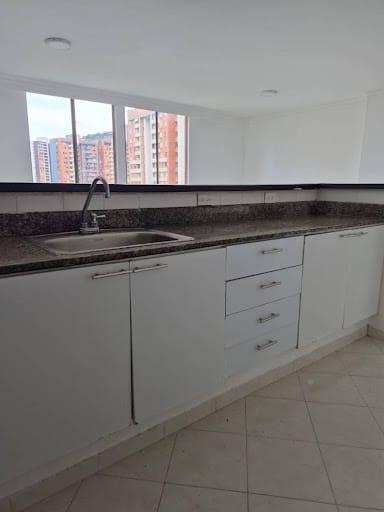 Apartamento de 3 alcobas en arriendo en Loma De Los Bernal, Medellín, 140 m² · foto 5 de 24